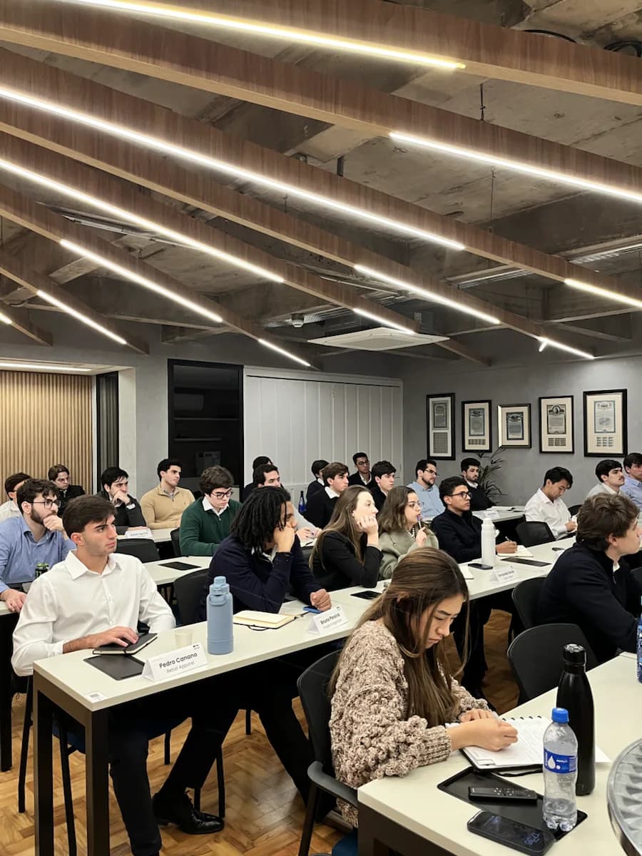 Turma da Bankers Academy acompanhando uma aula