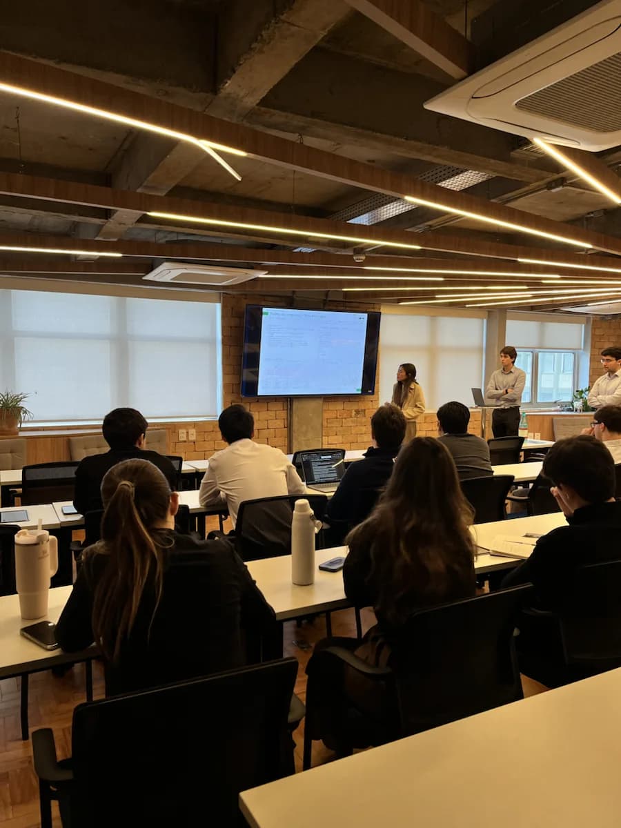 Grupo apresentando um case durante o bootcamp