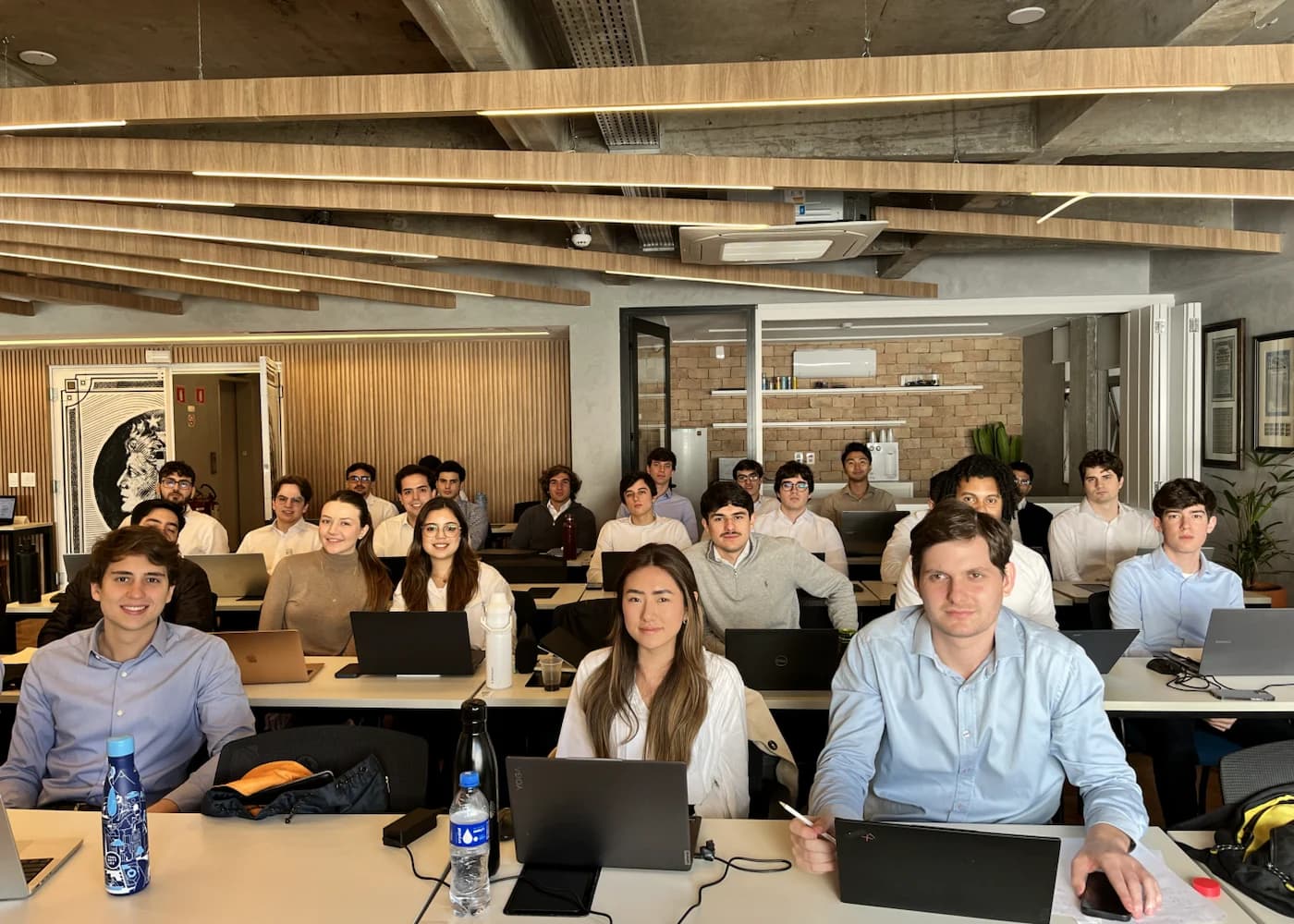 Turma completa da Bankers Academy reunida em sala