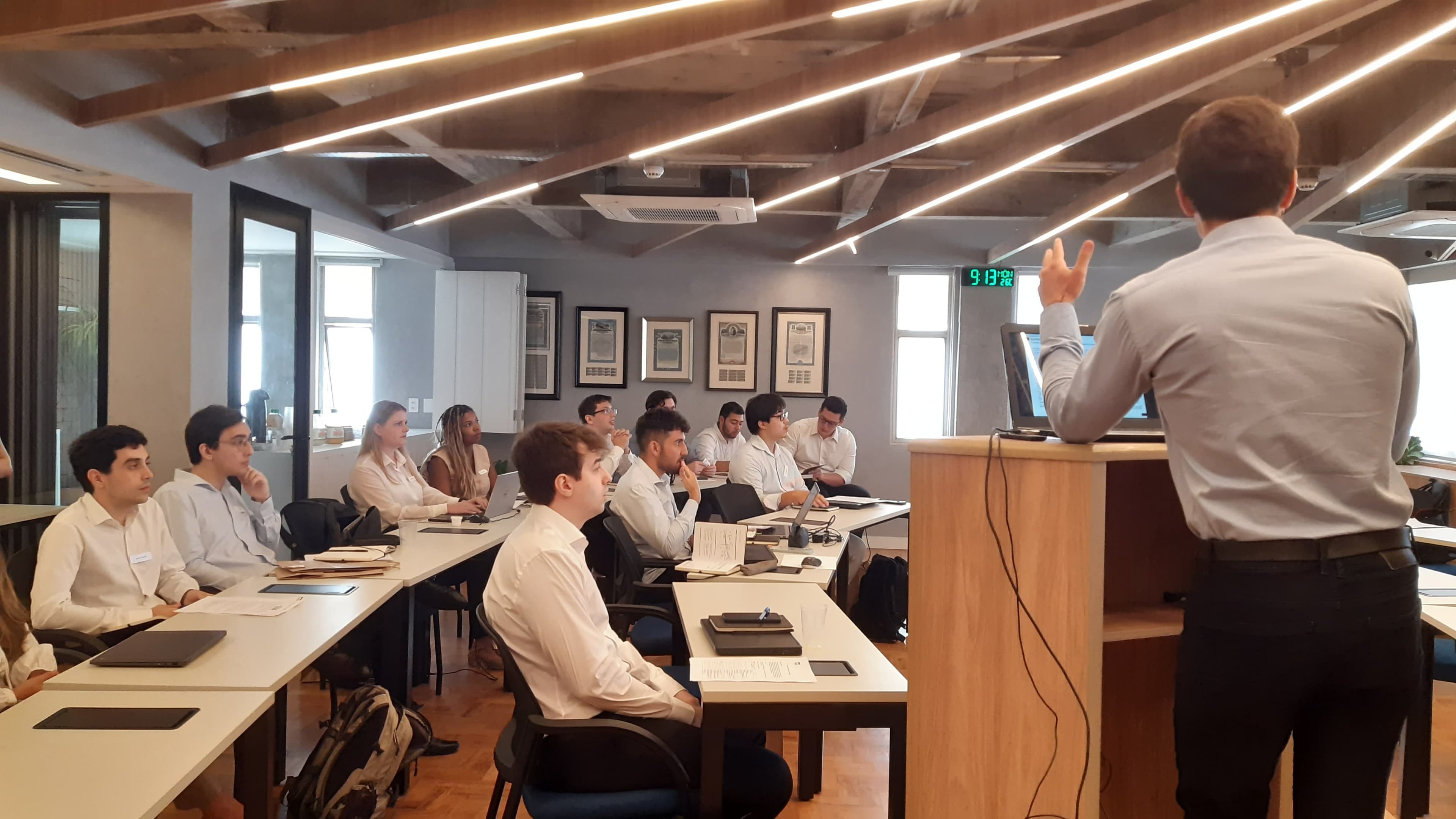 Turma da Bankers Academy em uma aula aplicada