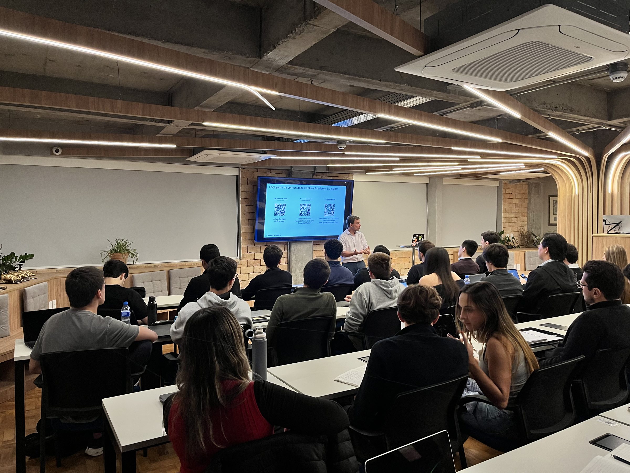 Turma da Bankers Academy durante uma aula sobre mercado financeiro